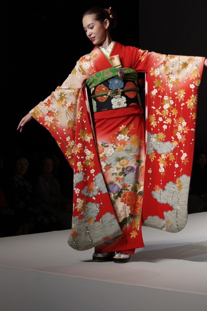 japanisches-Mädchen-mit-langem-roten-Kimono