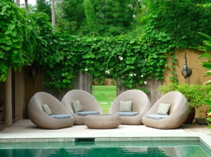 kleine-gärten-gestalten-moderne-sessel-neben-einem-pool