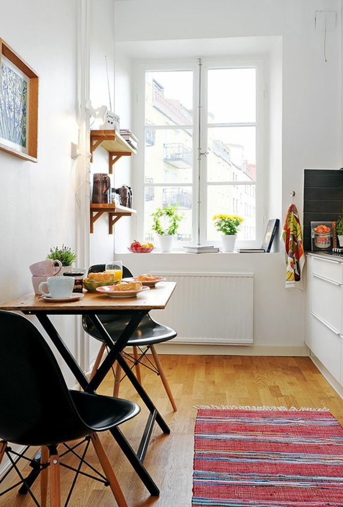 kleine-praktische-Küche-schwarze-Stühle