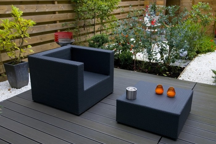 kleine-terrassengestaltung-modernes-design-schwarze-möbel