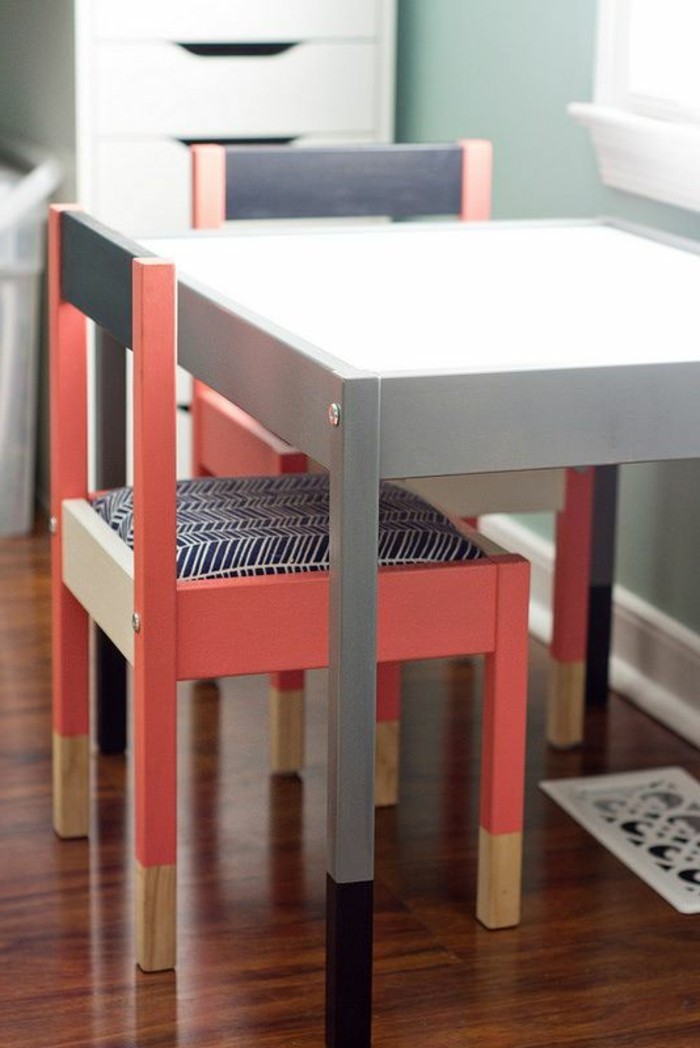 kleiner-Tisch-und-bunte-Stühle-von-IKEA-für-Kinder