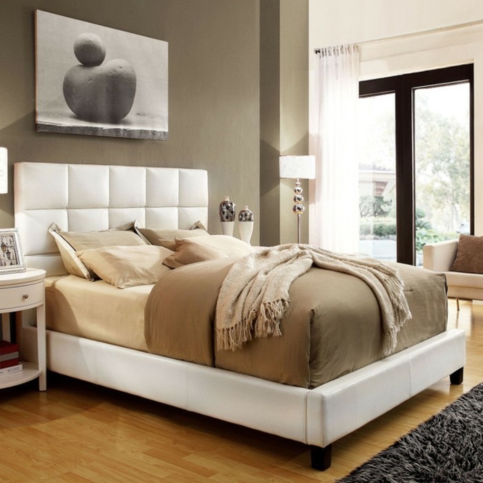 kleines-schlafzimmer-beige-farbe-bettkasten-für-polsterbett