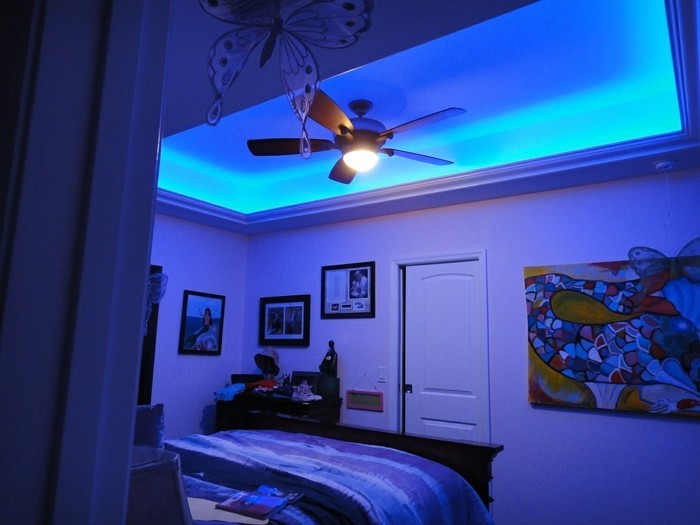 kleines-schönes-schlafzimmer-mit-led-beleuchtung