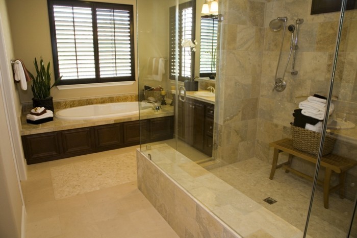 kleines-tolles-badezimmer-mit-wunderschöner-duschkabine-mit-glaswand