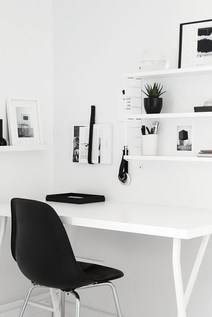 kontrastierende-Kombination-weißer-Schreibtisch-und-Regale-mit-schwarzen-Elementen