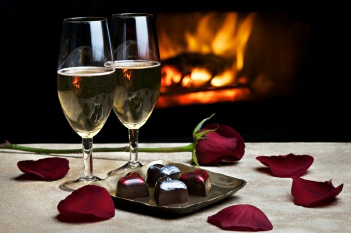 kostenlose-bilder-valentinstag-romantische-tischdeko-zwei-weingläser-und-blätterrosen