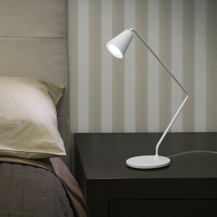 kreatives-design-schlafzimmer-lampe-auf-dem-nachttisch