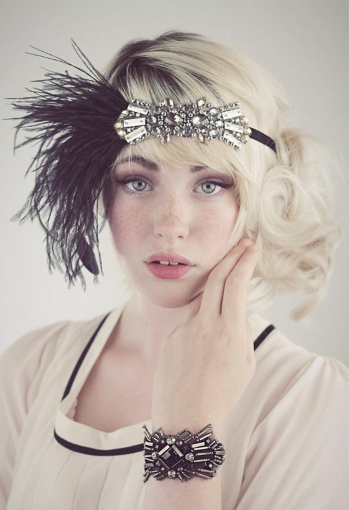 kreatives-foto-20er-mode-schöne-accessoires-blonde-haare