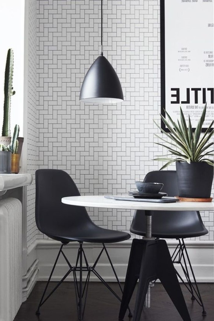 kreatives-skandinavisches-Interieur-simple-effektvolle-Modelle-schwarze-Stühle