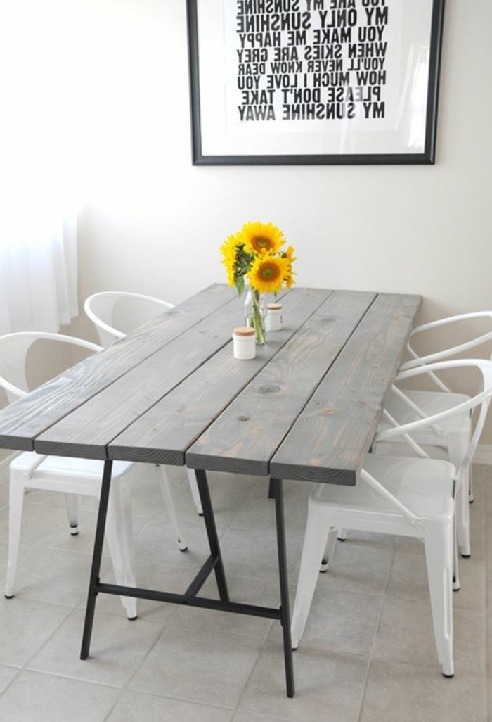 minimalistische-Esszimmer-Ausstattung-weiße-Stühle-mit-schlichtem-Design-Sonnenblumen