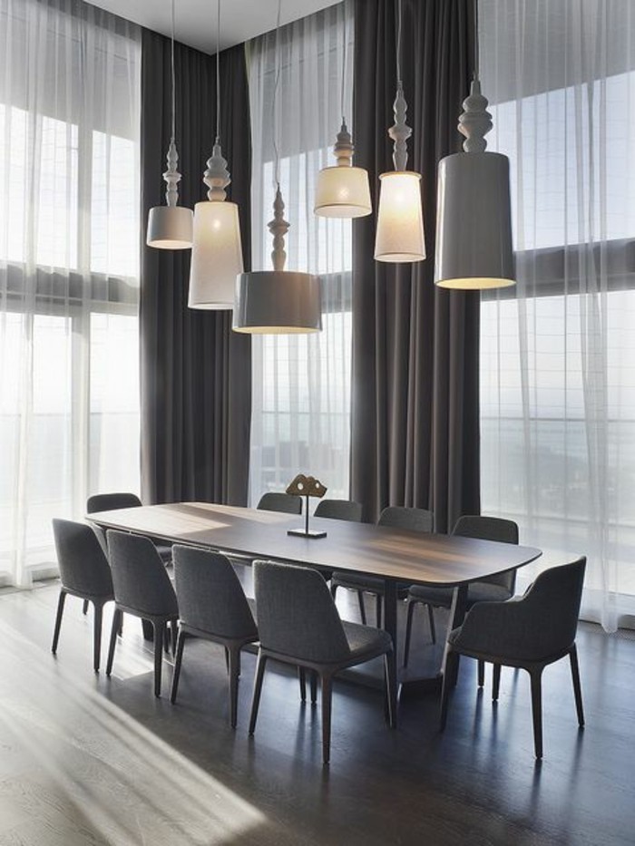 minimalistisches-Esszimmer-Interieur-in-Grau-viele-schöne-Pendelleuchten