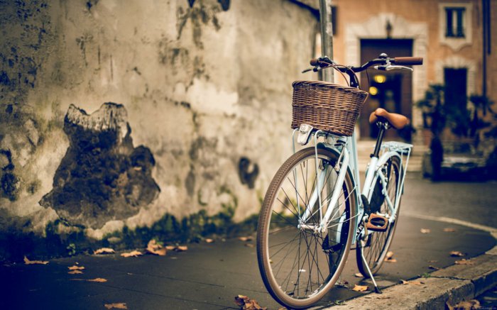 mit-altem-Fahrrad-durch-die-Straßen-fahren