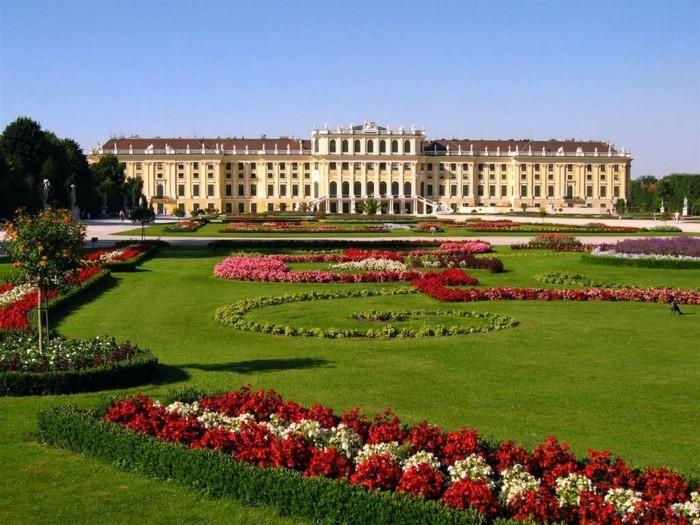 mode-im-barock-Schloss-Schönbrunn-Wien-Österreich