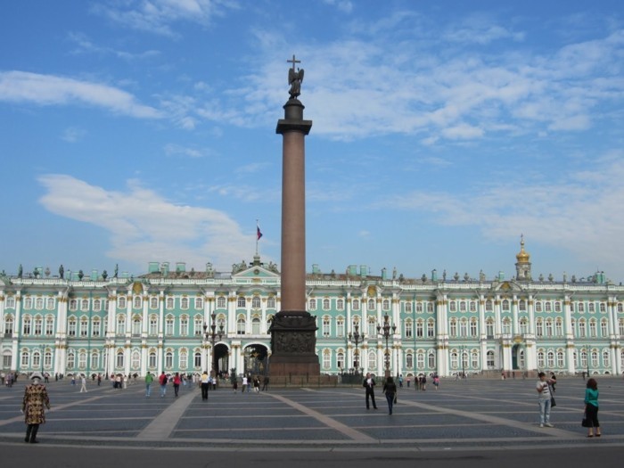 mode-im-barock-Winterpalast-und-Alexandersäule-in-Sankt-Petersburg-Russland-schöne-architektur