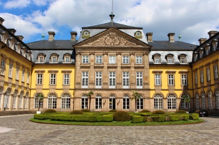 mode-in-barock-Residenzschloss-Arolsen-Deutschland-unikale-architektur