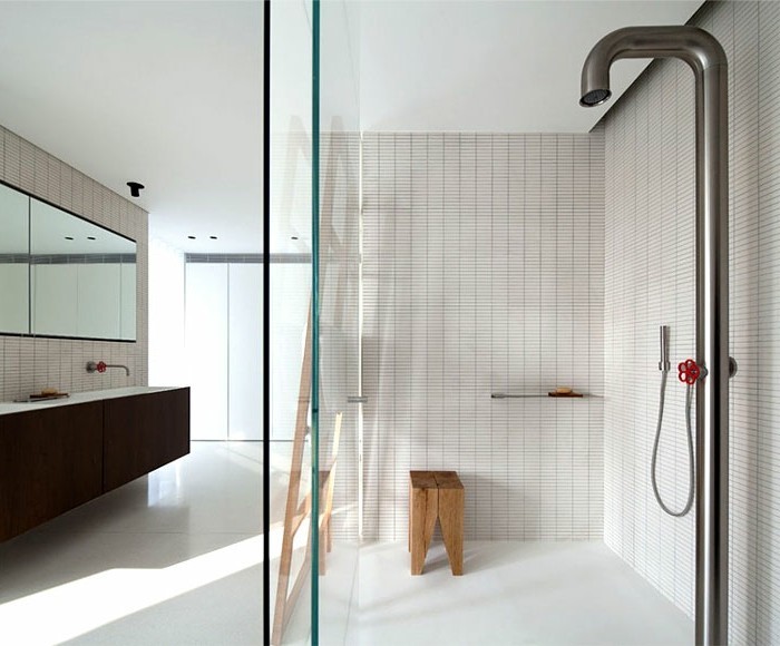 moderne-duschkabine-aus-glas-gemütliches-ambiente-im-badezimmer