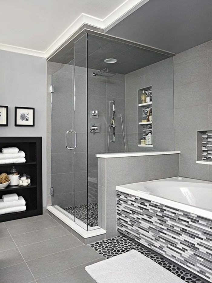 moderne-duschkabine-aus-glas-neben-einer-schönen-badewanne-in-weiß-und-grau