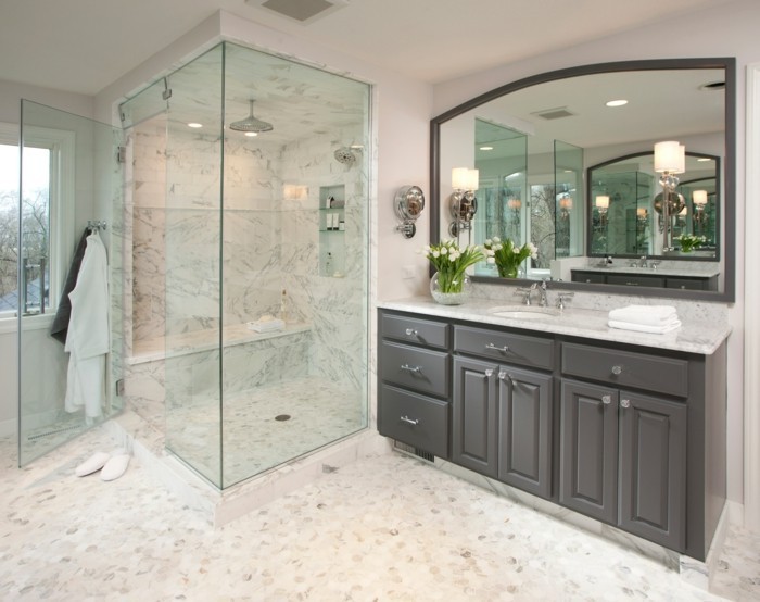 modernes-badezimmer-mit-duschkabine-aus-glas-großer-spiegel