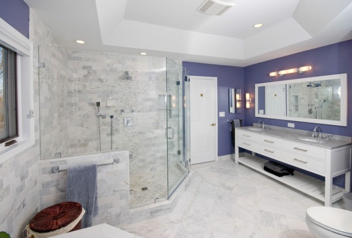 modernes-weißes-badezimmer-mit-glaswand-dusche
