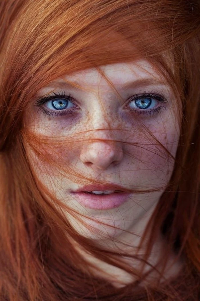 naturale-Haarfarbe-Kupfer-in-Kombination-mit-blauen-Augen