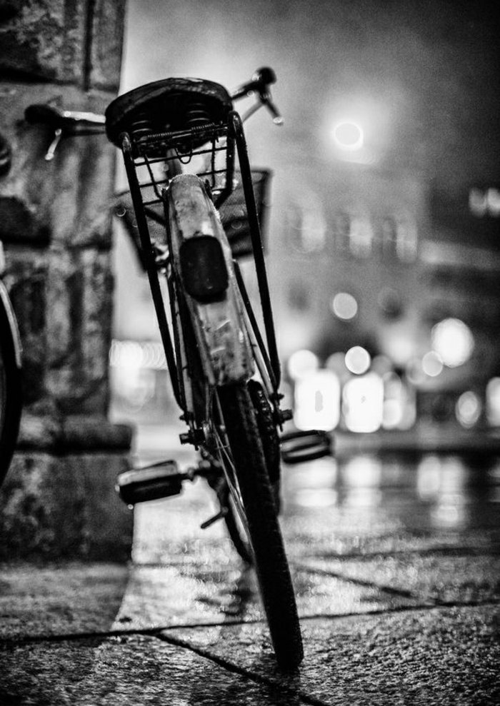 nostalgische-schwarz-weiße-Fotografie-Fahrrad-auf-der-Straße