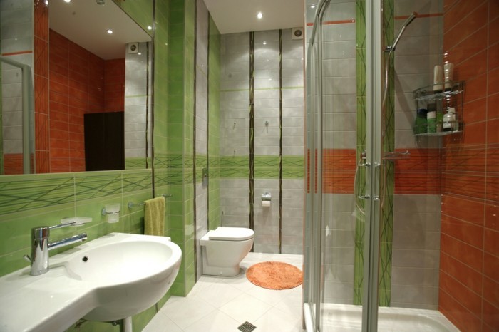 originelles-badezimmer-gläserne-duschabtrennung-und-grüne-wände