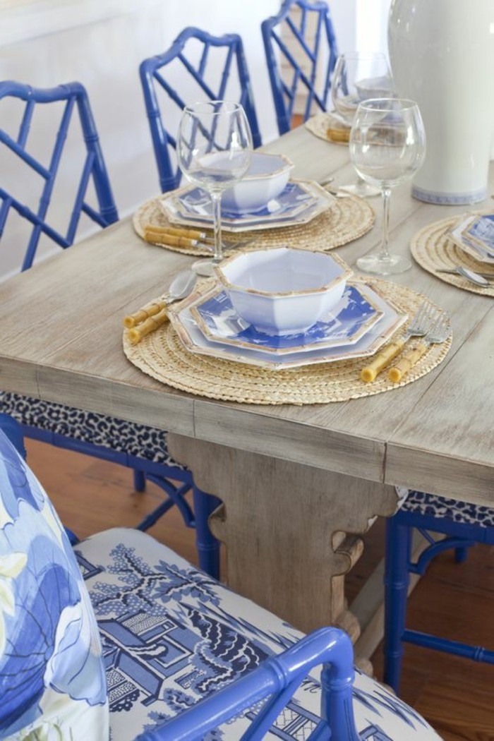 originelles-blaues-Muster-bei-den-Esszimmerstühlen-und-den-Tellern