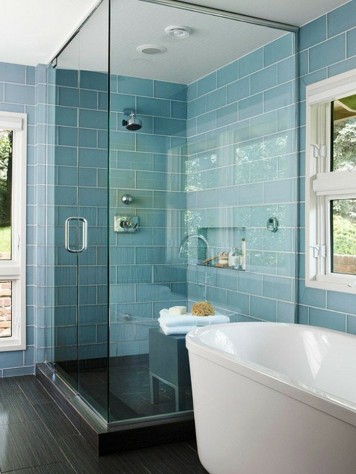 originelles-design-duschkabine-aus-glas-blaue-wände-im-badzeimmer