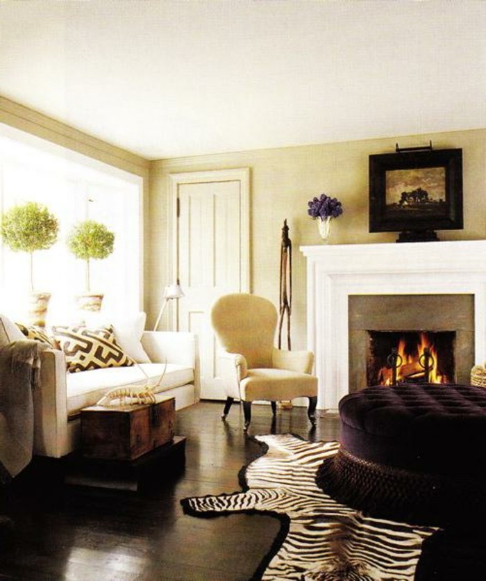 originelles-modell-wohnzimmer-beige-weißer-kamin-und-schöne-möbel