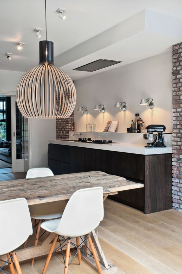 praktisches-Küchen-Design-Ziegelwand-Tisch-aus-Massivholz-weisse-Stühle