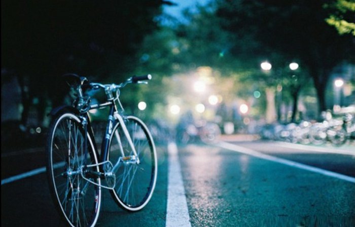 retro-Fahrrad-Straße-Stadt-Abend