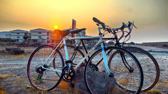 retro-Fahrräder-unter-den-Sonnenscheinen