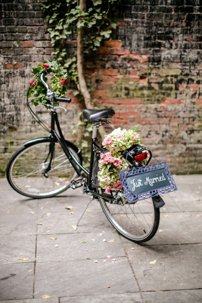 romantische-Hochzeitsidee-retro-Fahrrad-geschmückt-mit-Blumen