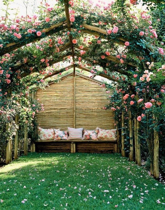 romantischer-Garten-bedeckt-mit-Brättern-dekoriert-mit-Rosen