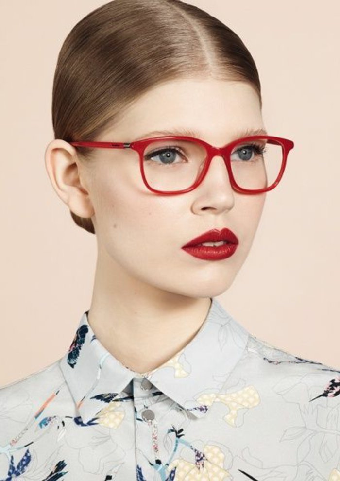 rote-retro-Brille-Modell-für-Frauen
