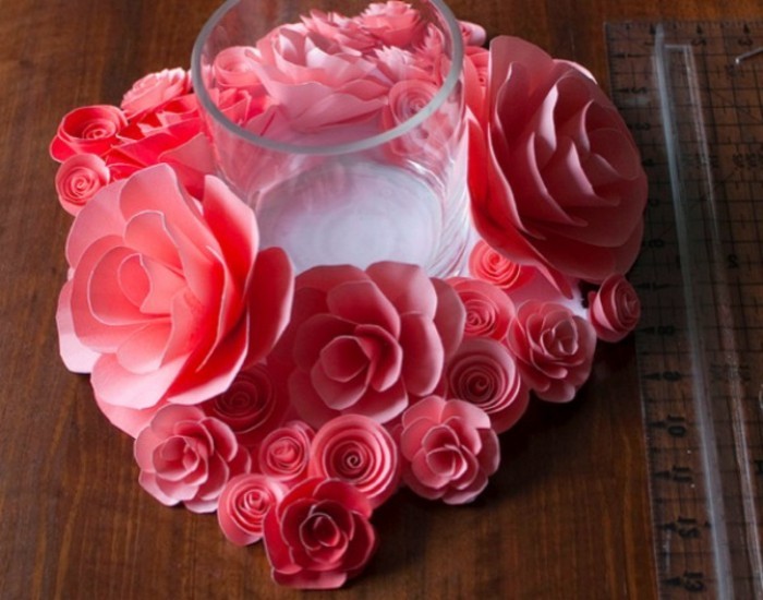 rote-rosen-bastelideen-mit-papier-foto-von-oben-gemacht