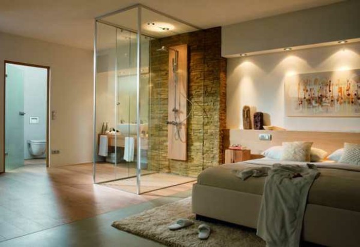 schlafzimmer-und-badezimmer-zusammenbringen-elegante-duschkabine-aus-glas