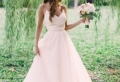 Rosa Brautkleid für einen glamourösen Hochzeits-Look