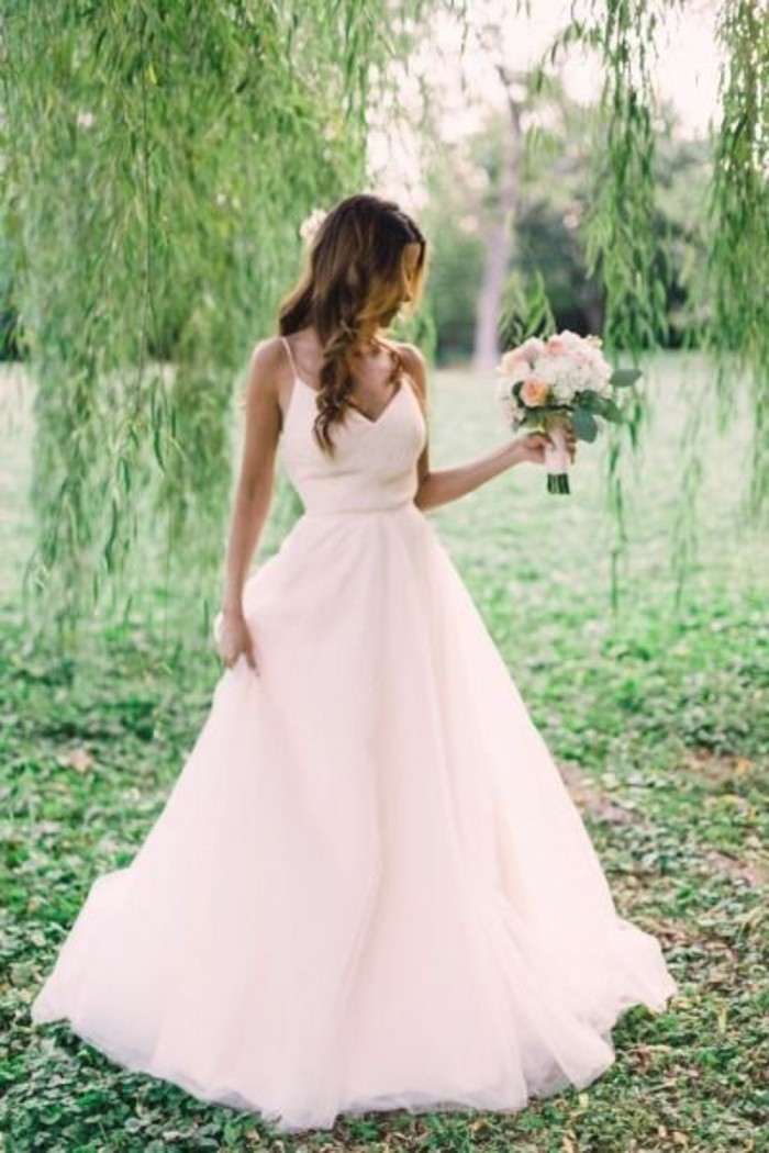 Rosa Brautkleid für einen glamourösen Hochzeits-Look - Archzine.net