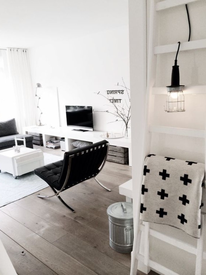 schlichtes-Interieur-minimalistische-Einrichtung-bequemer-Stuhl-in-Schwarz