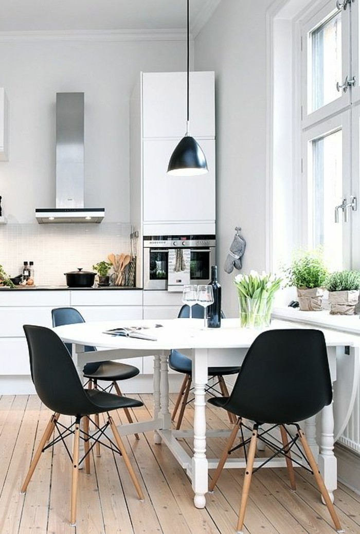 schlichtes-Küchen-Interieur-schwarze-Stühle