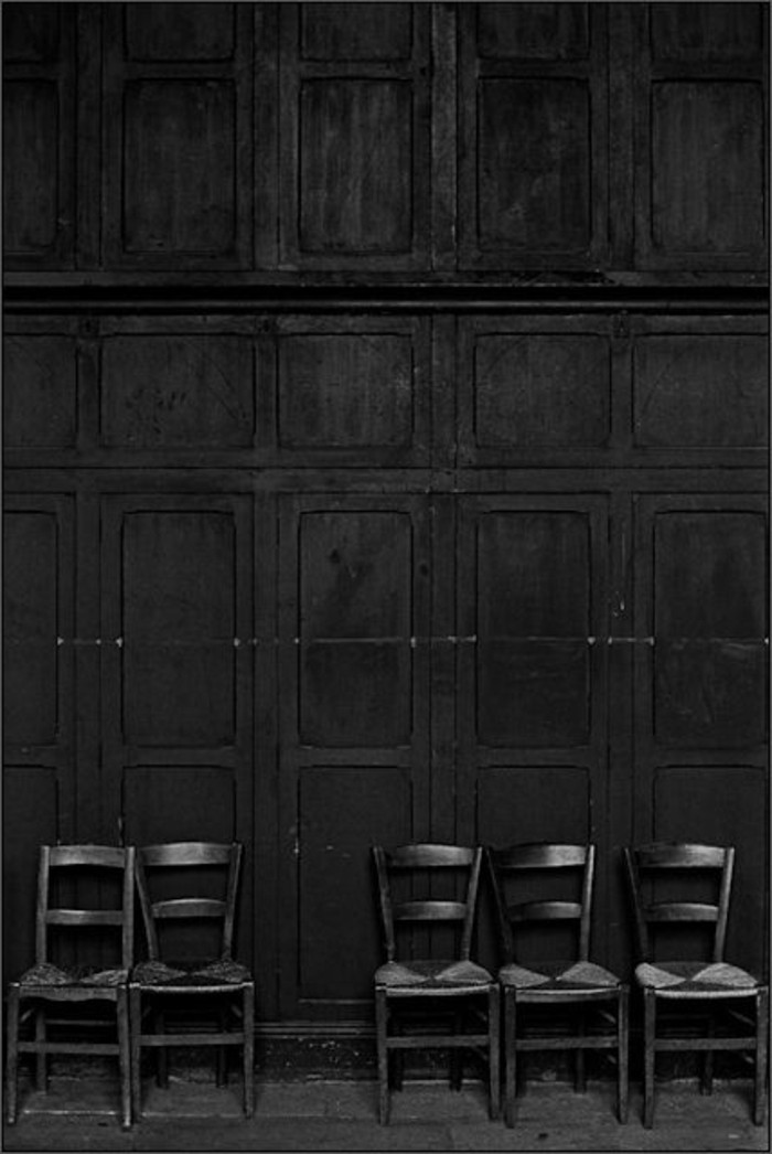 schlichtes-schwarzes-Interieur-schwarze-Wände-schwarze-retro-Stühle
