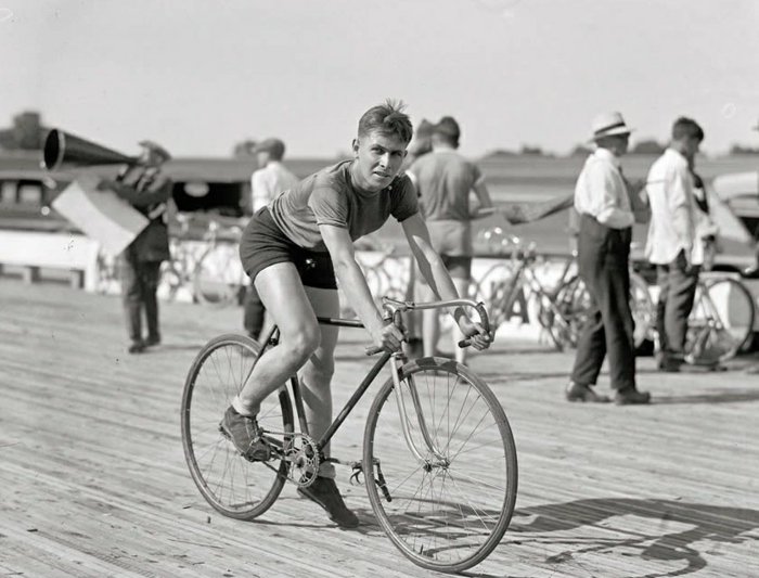 schwarz-weiße-Fotografie-Sportler-auf-seinem-Fahrrad
