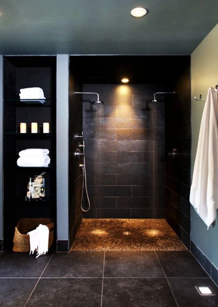 schwarze-Fliesen-mit-verschidener-Größe-im-Badezimmer