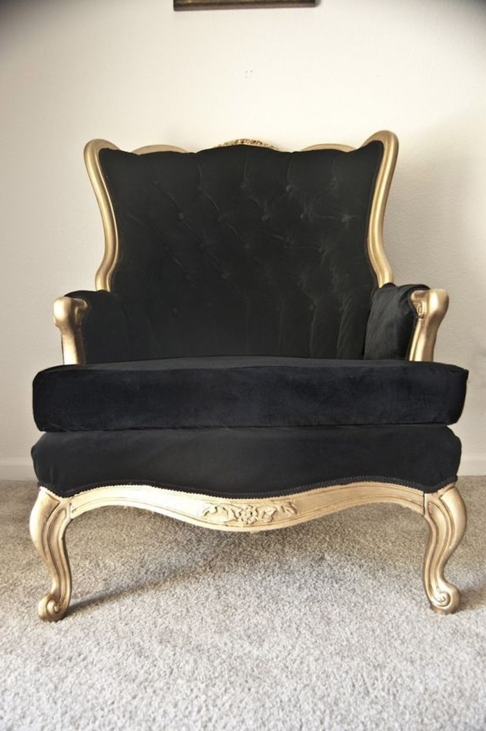 schwarzer-Barock-Sessel-mit-goldenem-Rahmen