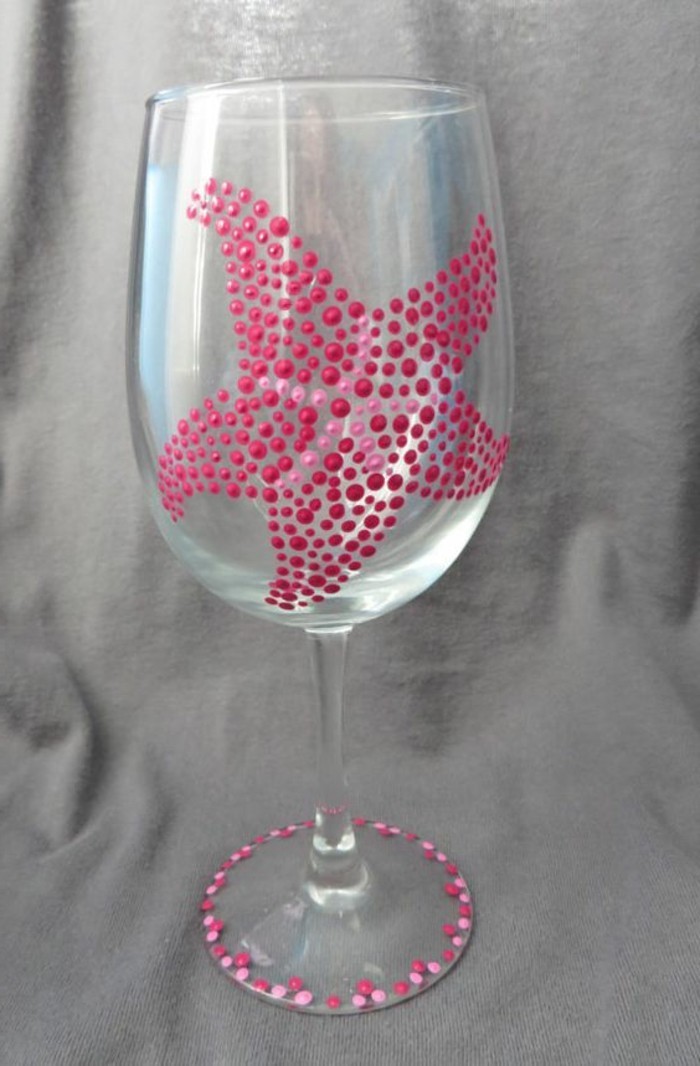 schön-dekoriertes-Glas-Seestern-gemacht-aus-einzelnen-rosa-Punkten