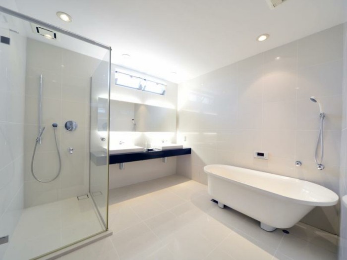 schöne-gläserne-duschwand-weißes-badezimmer-gestalten