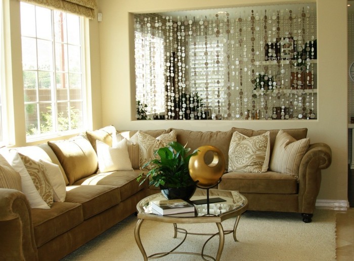 schöne-wohnideen-beige-sofa-und-kleiner-dekorativer-glastisch
