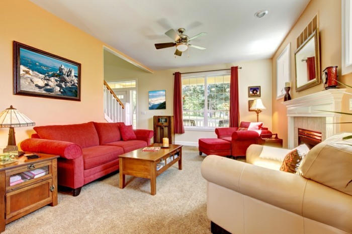 schöne-wohnideen-rotes-sofa-und-beige-wandfarbe-elegante-innengestaltung