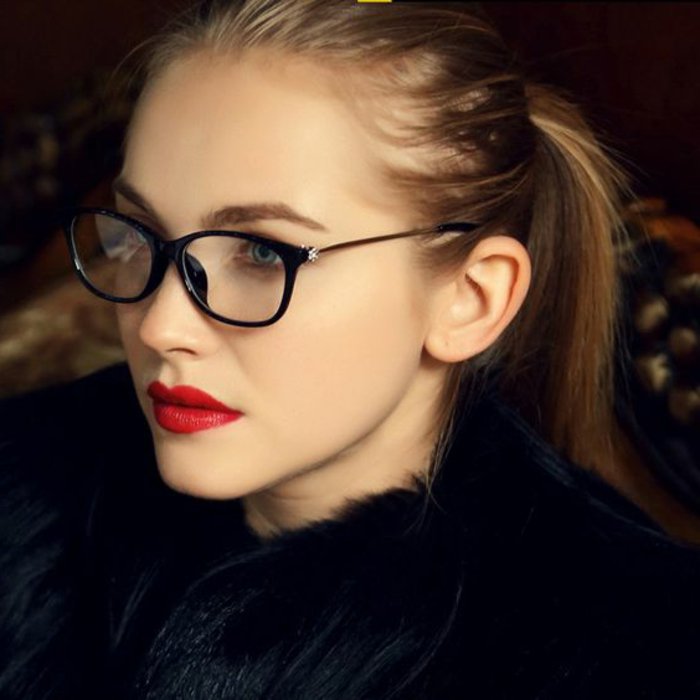 schönes-Modell-Brillen-ohne-Sehstärke-für-Frauen